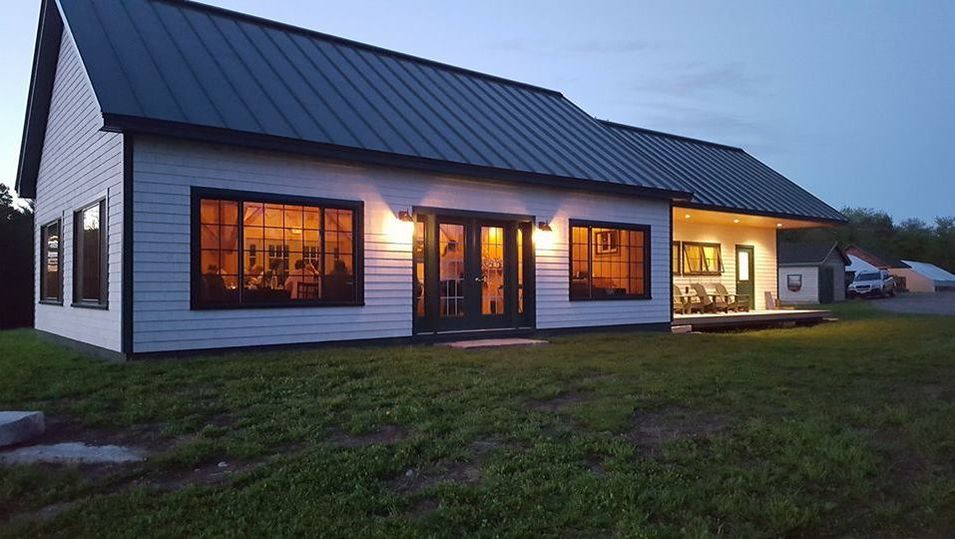 Guests dining at 122 Corson